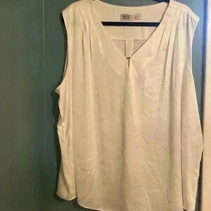 Kasper women’s white sleeveless blouse -3X - pleating - vneck -great condition